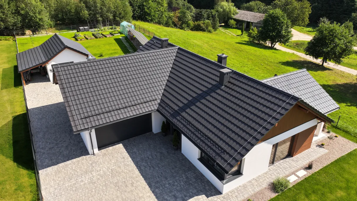 Jak odolná je keramická střešní taška? 6 důvodů, proč vydrží desítky let